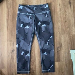 Camo blue Lululemon cropped leggings size 6